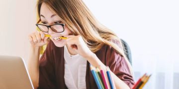 Frau am Verzweifeln