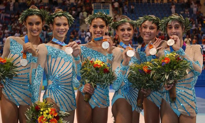 An den Olympischen Spielen in Athen 2004 gewann Laura Vernizzi (Dritte v. links) mit den «Farfalle Azzurre» die Silbermedaille. Laura Vernizzi Farfalle Azzurre