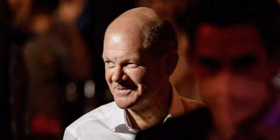 Olaf Scholz (SPD), Spitzenkandidat seiner Partei bei der kommenden Bundestagswahl, besucht nach der ARD-Wahlarena zur Bundestagswahl ein Public Viewing der SPD in der Bar „Strandsalon“. Foto: Axel Heimken/dpa