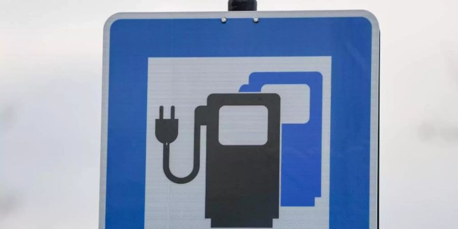 Die Kreditwirtschaft pocht auf offene Bezahlsysteme an öffentlichen Ladesäulen für E-Autos. Foto: Jan Woitas/dpa-Zentralbild/dpa