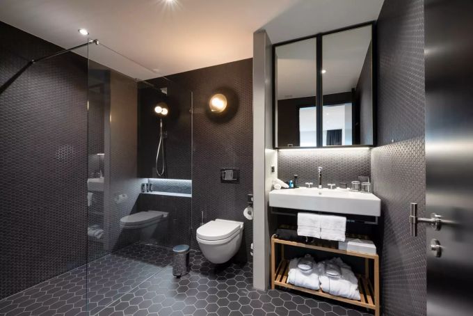 Das Badezimmer in einer der Residenzen im Hard Rock Hotel Davos. Hard Rock Residenz Davos