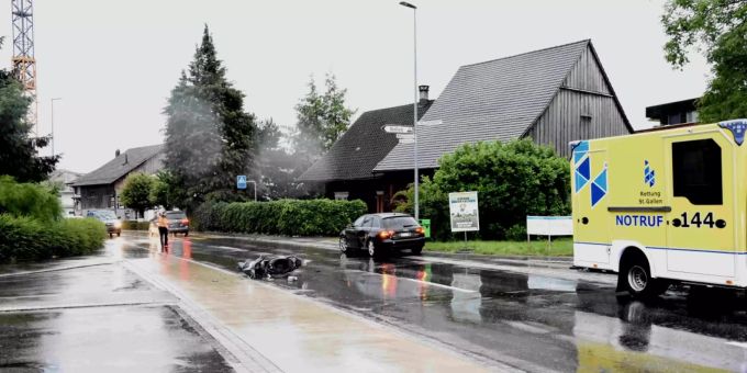 Unfall zwischen Auto und Roller in Widnau.