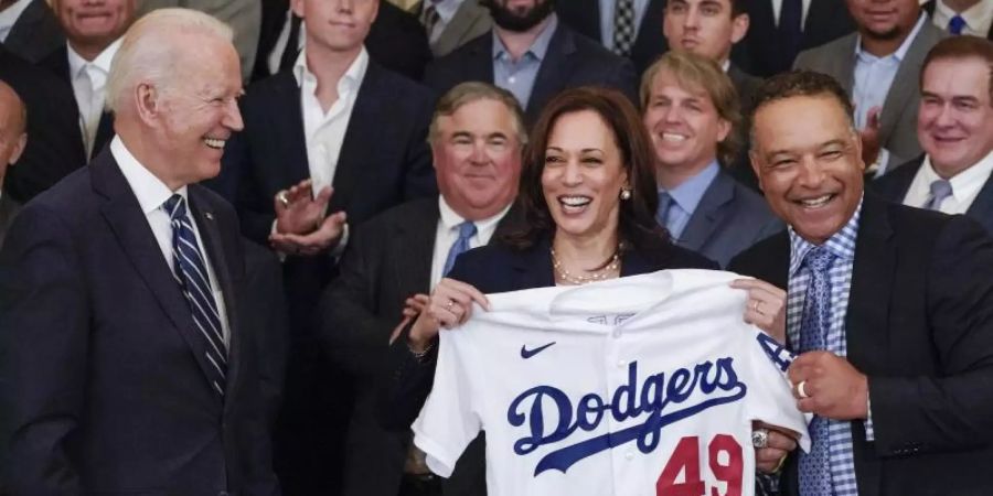 US-Präsident Joe Biden (l) und Vizepräsidentin Kamala Harris (M) beim Empfang der Los Angeles Dodgers im Weissen Haus. Foto: Julio Cortez/AP/dpa