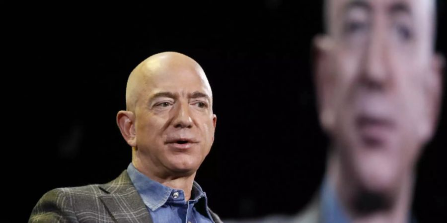 Hilfsorganisationen fordern einen Beitrag von superreichen Personen wie Amazon-Chef Jeff Bezos zur Bekämpfung des Coronavirus in armen Ländern. (Archivbild)