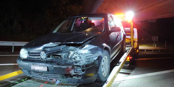 Auto kollidiert mit A4-Leitplanke.