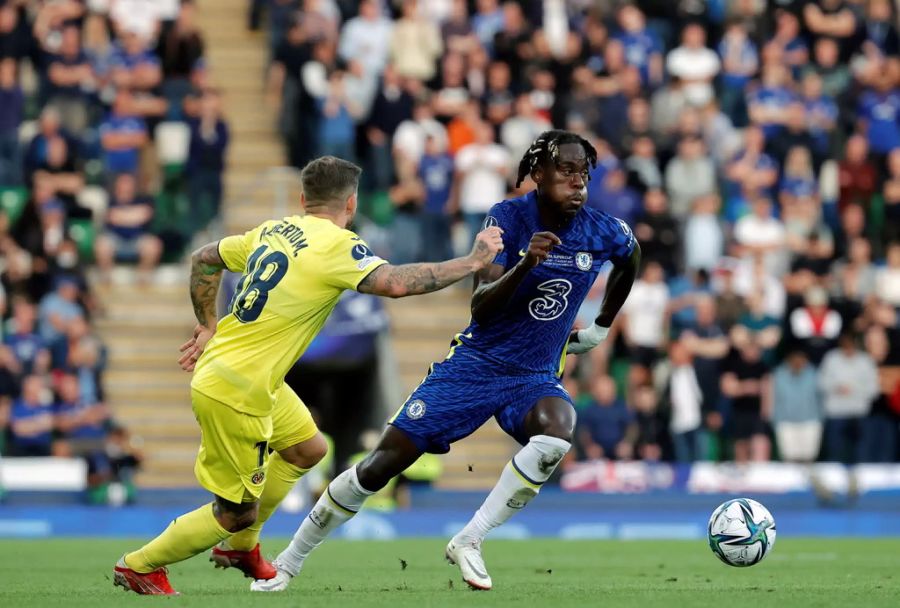 Villareals Alberto Moreno (l.) setzt Trevoh Chalobah (r.) vom FC Chelsea unter Druck.