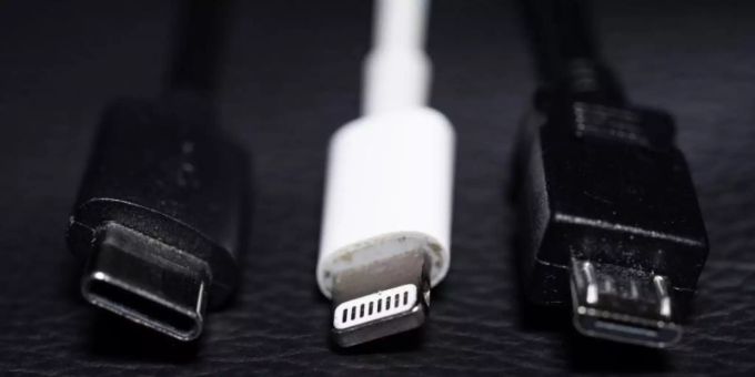 Ein USB-C (l-r), ein Apple Lightning und ein Micro-USB Kabel (l-r) liegen nebeneinander. Foto: Mohssen Assanimoghaddam/dpa Ein USB-C (l-r), ein Apple Lightning und ein Micro-USB Kabel (l-r) liegen nebeneinander. Foto: Mohssen Assanimoghaddam/dpa