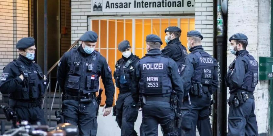 Mehr als 1000 Beamte waren bei Durchsuchungen in zehn Bundesländern im Einsatz. Foto: Marcel Kusch/dpa