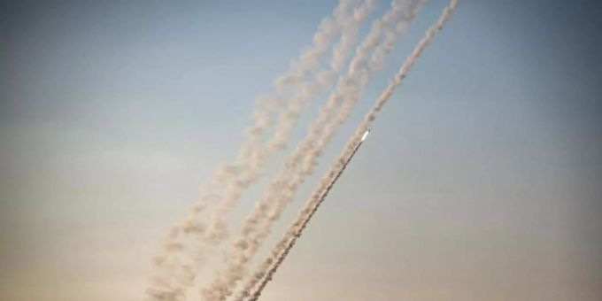 Raketen werden im südlichen Gazastreifen in Richtung Israel abgefeuert. Foto: Yousef Mohammed/IMAGESLIVE via ZUMA Wire/dpa Raketen werden im südlichen Gazastreifen in Richtung Israel abgefeuert. Foto: Yousef Mohammed/IMAGESLIVE via ZUMA Wire/dpa