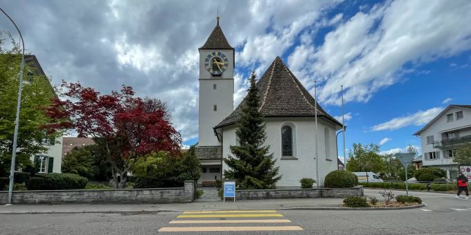 Die ref. Kirche Furttal im Zentrum von Regensdorf. Die ref. Kirche Furttal im Zentrum von Regensdorf.