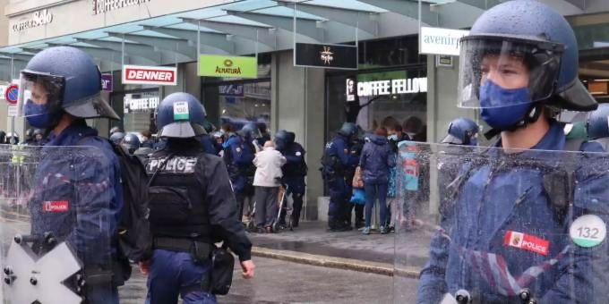 In Bern ging die Kantonspolizei rigoros gegen die Kundgebungsteilnehmer vor. bern demo coronavirus