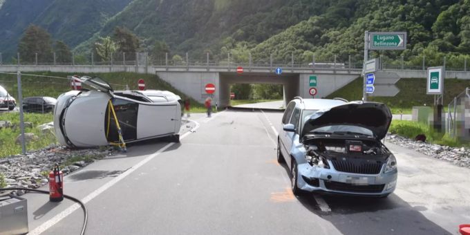 Durch den heftigen Aufprall wurde das Auto in den Wildzaun geschleudert, wo es seitlich liegend zum Stillstand kam.