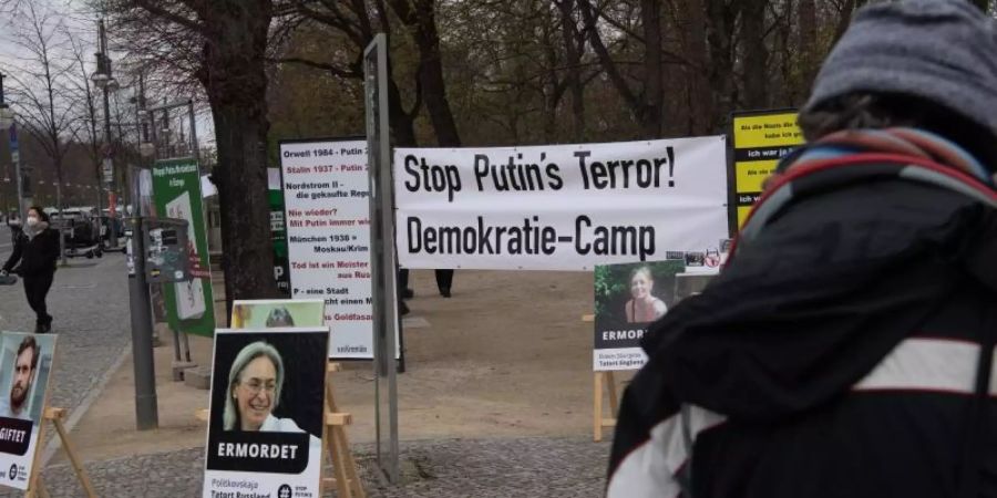 «Stop Putin's Terror!» steht auf einem Transparent am Camp unweit des Brandenburger Tors in Berlin. Foto: Paul Zinken/dpa-Zentralbild/dpa