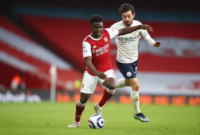 Bukayo Saka (l.) vom FC Arsenal kämpft mit Citys Bernardo Silva um den Ball. Arsenal
