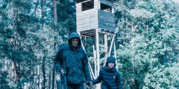 Darko Tudor (Stipe Erceg) macht sich mit seinem kleinen Sohn Darijo (Talin Bartholomäus) auf die Suche nach einem angeschossenen Wolf. Foto: Gordon Muehle/ZDF/dpa Darko Tudor (Stipe Erceg) macht sich mit seinem kleinen Sohn Darijo (Talin Bartholomäus) auf die Suche nach einem angeschossenen Wolf. Foto: Gordon Muehle/ZDF/dpa