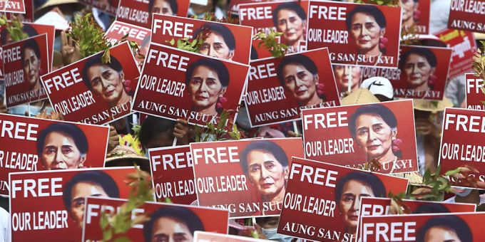 Die Protestgruppen in Myanmar fordern die sofortige Freilassung der ehemaligen Regierungschefin Aung San Suu Kyi. Die Protestgruppen in Myanmar fordern die sofortige Freilassung der ehemaligen Regierungschefin Aung San Suu Kyi.