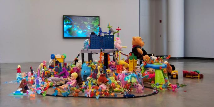 Die Installation von Joel Tauber lädt zum Teilen von Spielsachen ein. Die BesucherInnen der Ausstellung bringen Spielsachen vorbei. Am Ende der Ausstellung werden diese mit anderen Kindern geteilt.