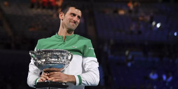 Novak Djokovic strahlt nach seinem Sieg in Melbourne. Novak Djokovic Roger Federer