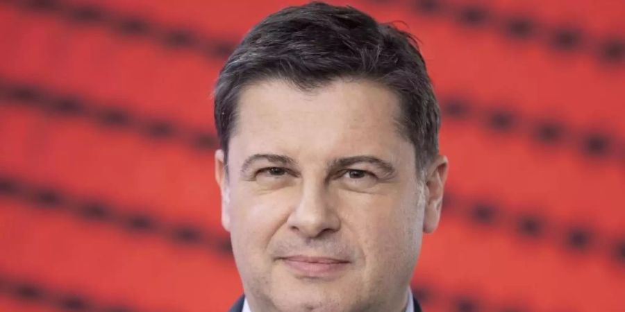 Christian Seifert, Geschäftsführer der DFL, gratuliert dem FC Bayern München zur erneuten Bundesliga-Titelverteidigung. Foto: Boris Roessler/dpa