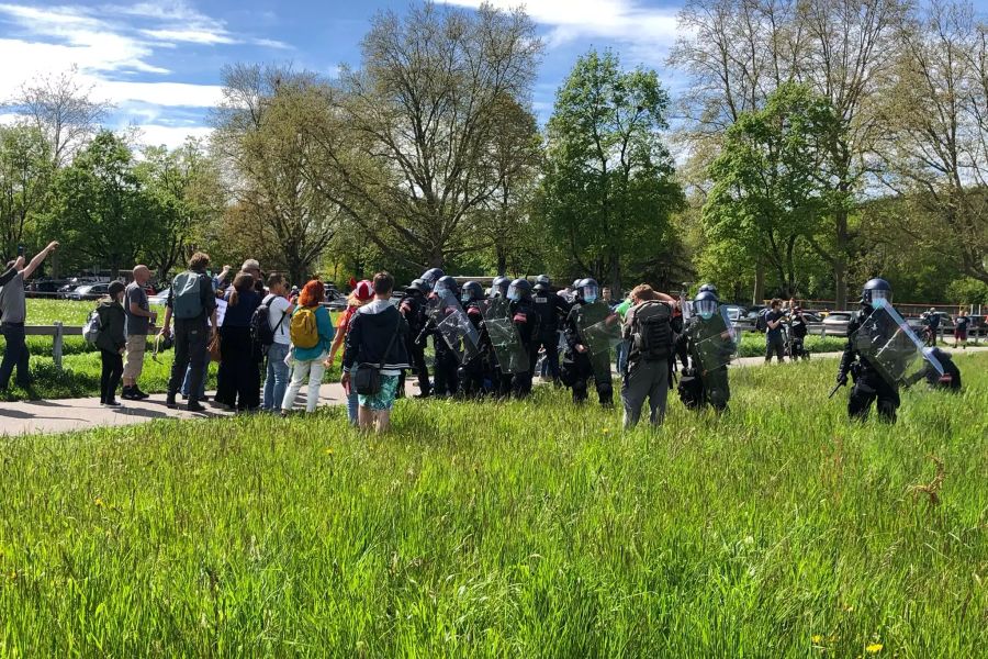 Die Demonstranten ziehen weiter und geraten an die Polizei.