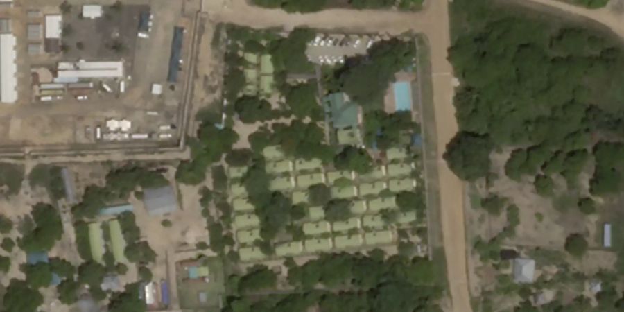 HANDOUT - Dieses Satellitenfoto von Planet Labs Inc. zeigt das Hotel Amarula Palma (M) mit seinem Hubschrauberlandeplatz unten links. Die Terrormiliz Islamischer Staat (IS) steckt nach eigenen Angaben hinter der gross angelegten Attacke auf die Küstenstadt Palma. Foto: Planet Labs Inc./Planet Labs Inc./AP/dpa - ACHTUNG: Nur zur redaktionellen Verwendung und nur mit vollständiger Nennung des vorstehenden Credits