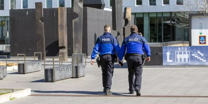 Waadtländer Polizeibeamte treffen während des ersten Prozesstages des wegen Mordes angeklagten Polizeikorporals am Dienstag, 23. März 2021, in Renens vor dem Waadtländer Kantonsgericht ein. Waadt Polizei Freispruch