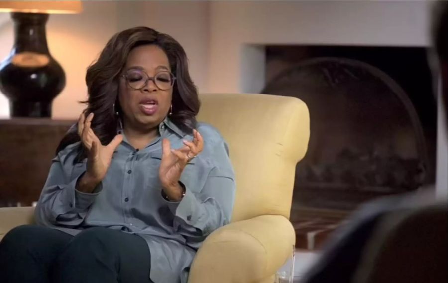 Hinter Oprah sieht man ein Cheminée.