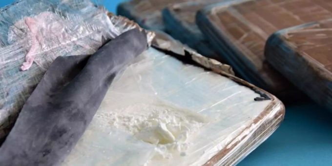 Ein aufgeschnittenes Kokain-Päckchen für einen Rauschgiftsoforttest. Foto: Zollfahndung/dpa Ein aufgeschnittenes Kokain-Päckchen für einen Rauschgiftsoforttest. Foto: Zollfahndung/dpa