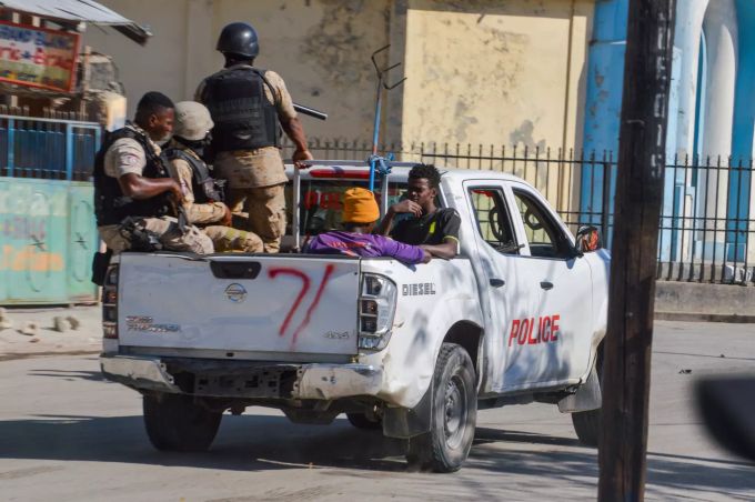 Die Polizei in Haiti fährt nach dem Gefängnisausbruch Patrouille und sucht nach den Flüchtigen. Haiti