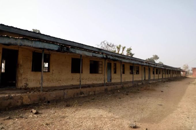 Blick auf ein verlassenes Gebäude mit Klassenzimmern des «Government Science College» in Kagara. nigeria kagara schule