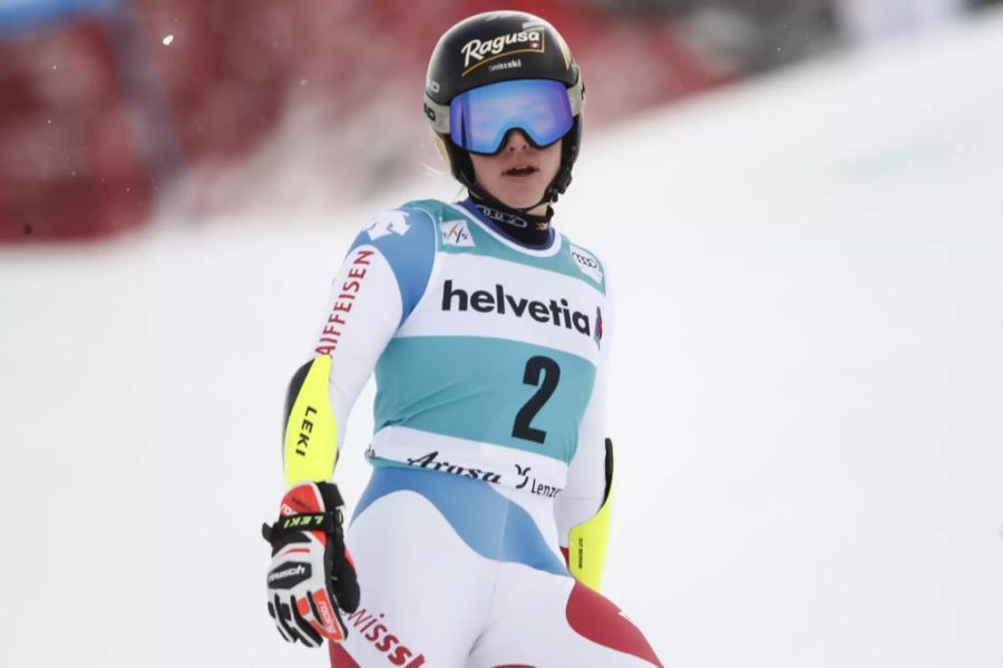 Die Schweizerin schwingt beim Riesen in Lenzerheide nach wenigen Toren ab.