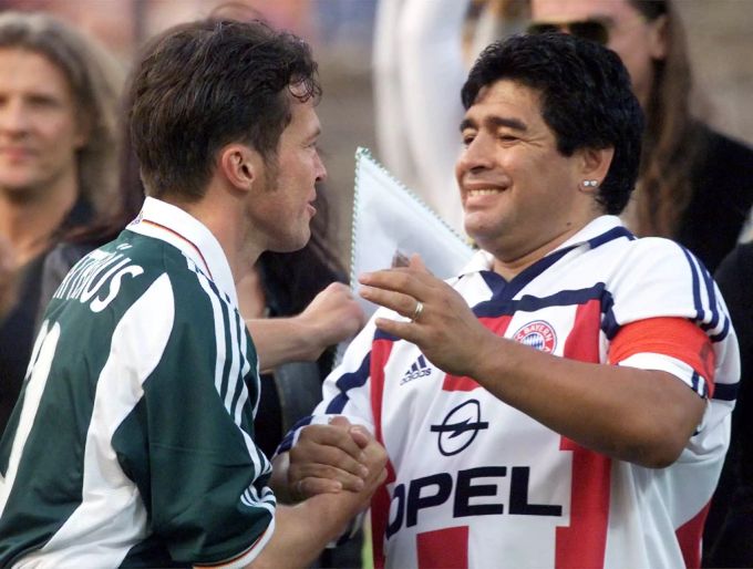Beim Abschiedsspiel von Lothar Matthäus ist auch Diego Maradona zu Gast (†60). Lothar Matthäus