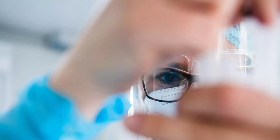 Eine Apothekerin bereitet einen Antigen-Schnelltest vor. (Themenbild)