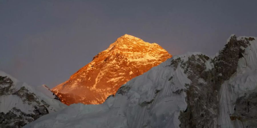 Der Mount Everest befindet sich an der Grenze von Nepal und China. Von beiden Ländern aus kann er bestiegen werden. (Archivbild)