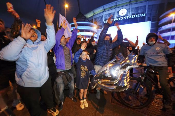 Manchester City-Fans feiern den Titel vor dem Etihad-Stadion. Jürgen Klopp