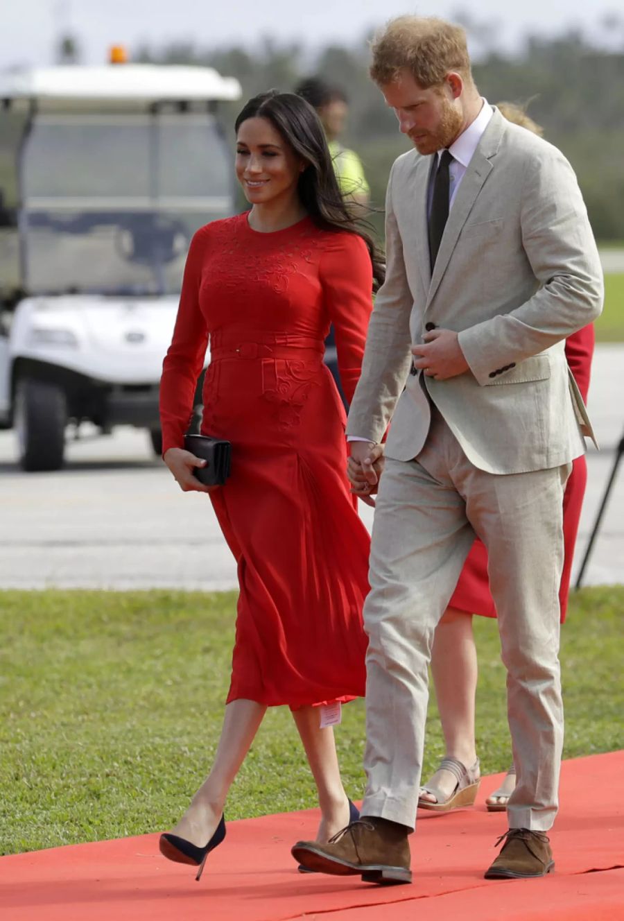 Wow, was für ein Auftritt in Tonga! Meghan zieht in Rot alle Blicke auf sich.