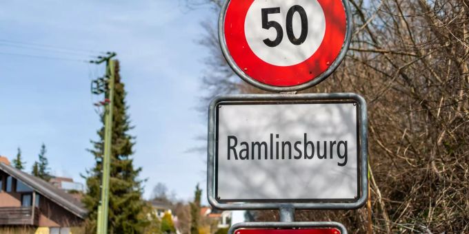 Ortseinfahrtstrasse zur Gemeinde Ramlinsburg im Bezirk Liestal. - Kanton Basel-Landschaft. Ortseinfahrtstrasse zur Gemeinde Ramlinsburg im Bezirk Liestal. - Kanton Basel-Landschaft.