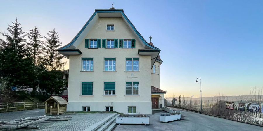 Das alte Gemeindehaus Mauensee, welches heute für schulische Zwecke genutzt wird.