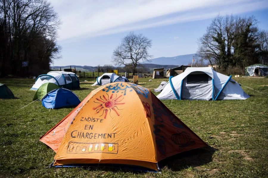 Zelte auf dem Gelände der ZAD.