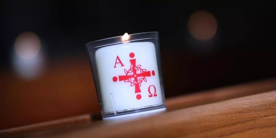 Angesichts der Einschränkungen für Kirchgänger in der Corona-Pandemie haben TV-Gottesdienste für dieses Osterfest erneut eine besondere Bedeutung. Foto: Ronny Hartmann/dpa