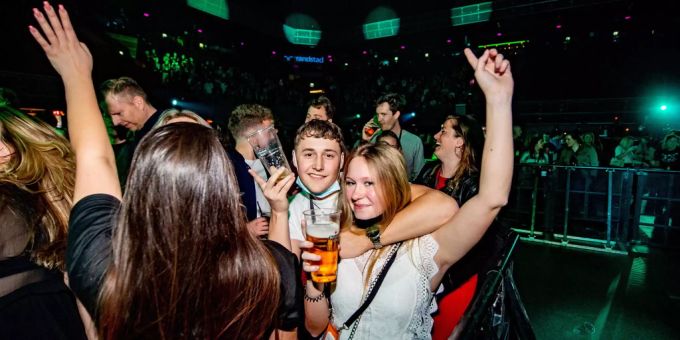Teilnehmende einer Techno-Party in Amsterdam. Diese war Teil einer Versuchsreihe mit Grossevents trotz des Coronavirus. Coronavirus