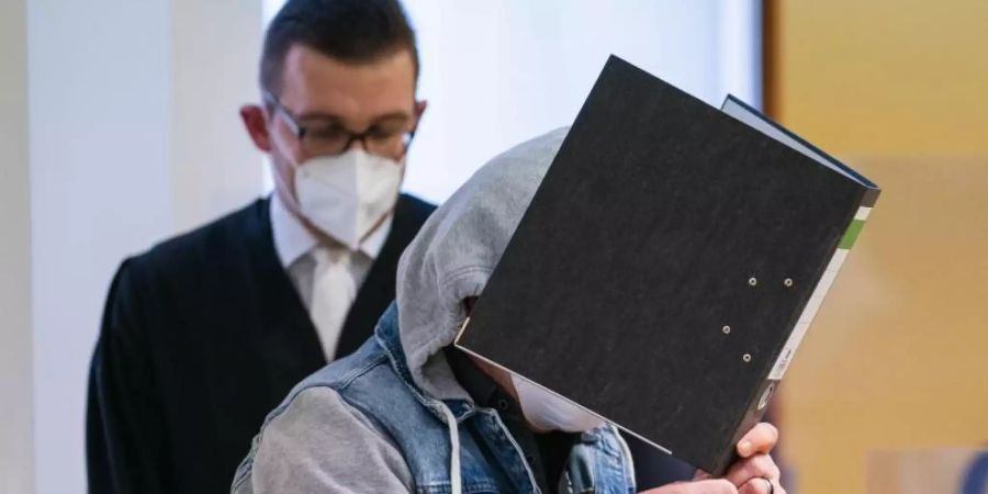 Die Anklage geht davon aus, dass der heute 49-Jährige das Kind seiner Lebensgefährtin über etwa zwei Jahre schwer sexuell missbraucht hat. Foto: Nicolas Armer/dpa