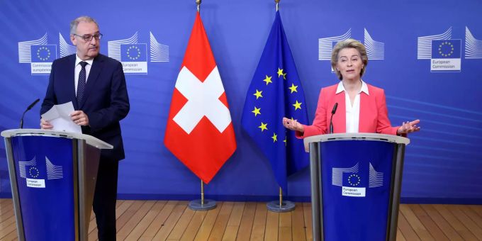 23.04.2021, Belgien, Brüssel: Ursula von der Leyen (r), EU-Kommissionspräsidentin, und Guy Parmelin, Bundespräsident der Schweiz, nehmen an einer Pressekonferenz im EU-Hauptquartier teil. EU-Kommission - Treffen mit der Schweiz