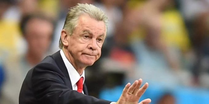Der damalige Schweizer Nationaltrainer Ottmar Hitzfeld gestikuliert. Der frühere Coach von Borussia Dortmund und Bayern München spricht sich gegen Ausstiegsklauseln für Trainer aus. Ottmar Hitzfeld