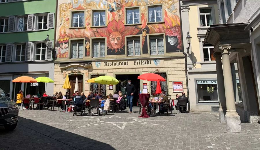 Auch hier in der Seitengasse, vor dem Restaurant Fritschi in Luzern, haben die Gastronomen alle Hände voll zu tun.