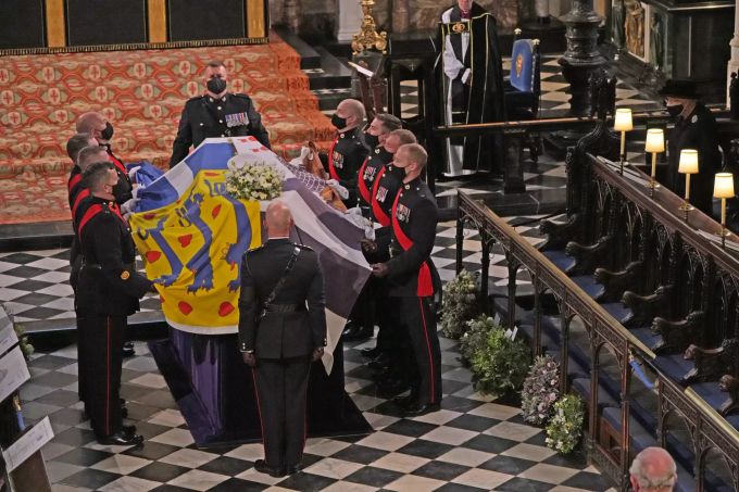 Die britische Königin Elizabeth II. (r) sieht zu, wie der Sarg von Prinz Philip in die St.-Georgs-Kapelle auf Schloss Windsor getragen wird. Prinz Philip