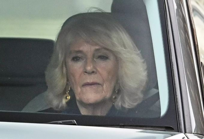 Herzogin Camilla fährt am Tag nach der Interview-Ausstrahlung mit versteinerten Miene durch London. meghan markle