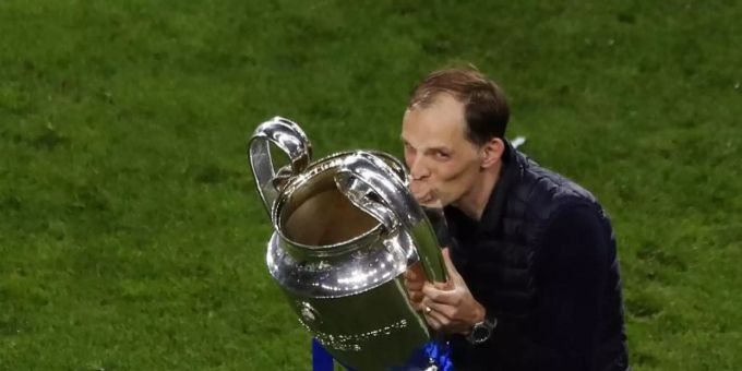 Chelseas Trainer Thomas Tuchel küsst die Trophäe nach dem Sieg im Champions-League-Finale. Foto: Susana Vera/Pool Reuters via AP/dpa tuchel