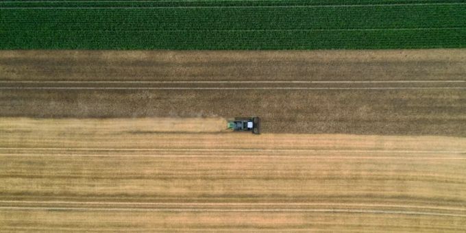 Landwirt auf einem Feld in Nordrhein-Westfalen Landwirt auf einem Feld in Nordrhein-Westfalen