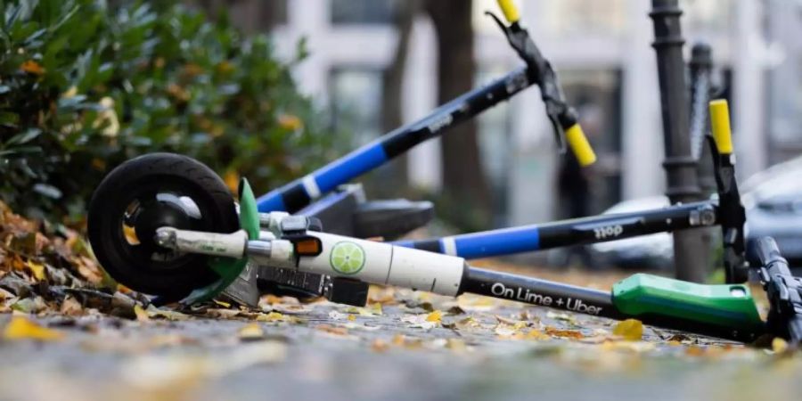 Ein häufiger Anblick in deutschen Städten: E-Scooter liegen auf einem Gehweg in Wiesbaden. Foto: Rolf Vennenbernd/dpa